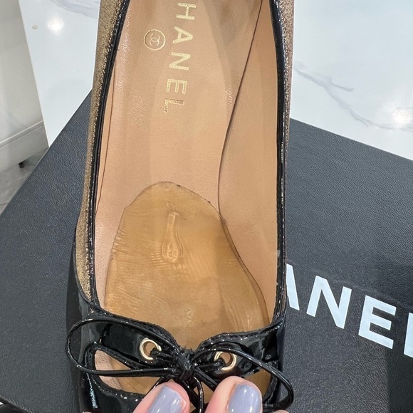 CHANEL 2006 karl lagerfeld collection gold & black patent leather pumps IT 40.5 - Picture 9 of 11